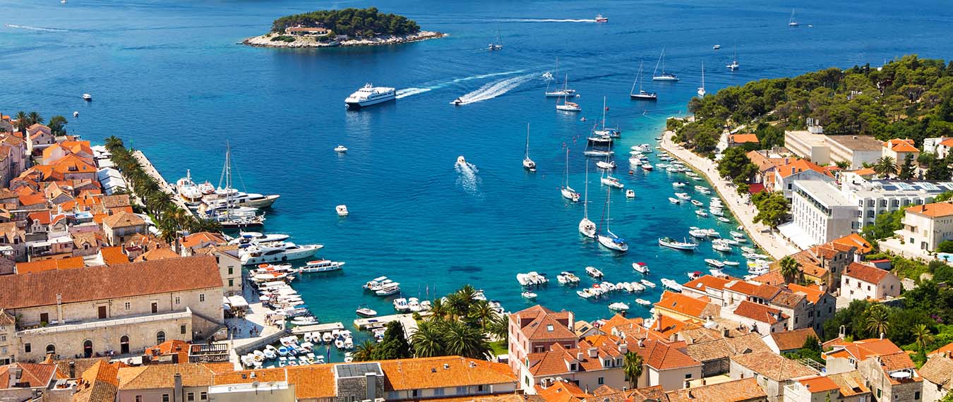 Widok na dachy domów i jachty w Zatoce Hvar w Chorwacji