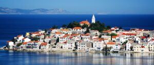 Widok na Primosten miasto na cyplu w Chorwackiej Dalmacji