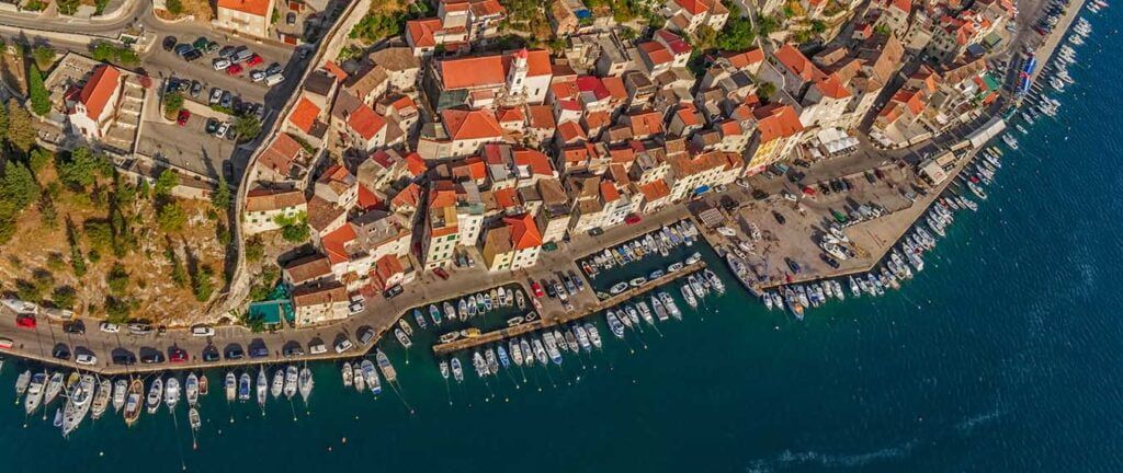 Widoka z lotu ptaka na miasto Sibenik w Chorwacji