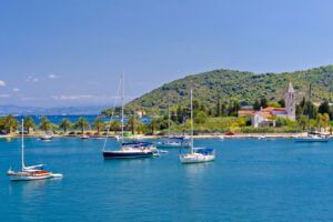 Chorwacja, Wyspa Vis widok na cumujące jachty i kościół św. Hieronima