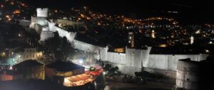 Podświetlone nocą mury miejskie miasta Dubrovnik