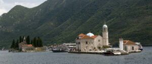 wyspa z kościołem Matki Boskiej na Skale, Czarnogóra, Zatoka Kotorska