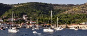 Widok na cumujące jachty w Zatoce Komiza na Wyspie Vis w Chorwacji