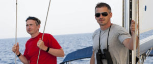 dwóch mężczyzn na wachcie podczas rejsu morskiego wokół Sycylii