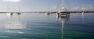 Baleary, Hiszpania, wyspa Formentera, katamaran lagoon620 stojący na kotwicy