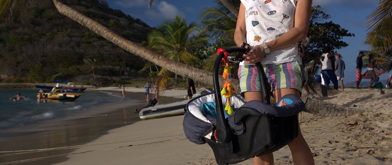 niemowlak w nosidełku podczas rejsu na życzenie po Karaibach