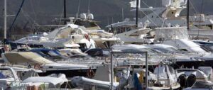 kilkanaście jachtów motorowych w porcie Milazzo na Sycylii we Włoszech