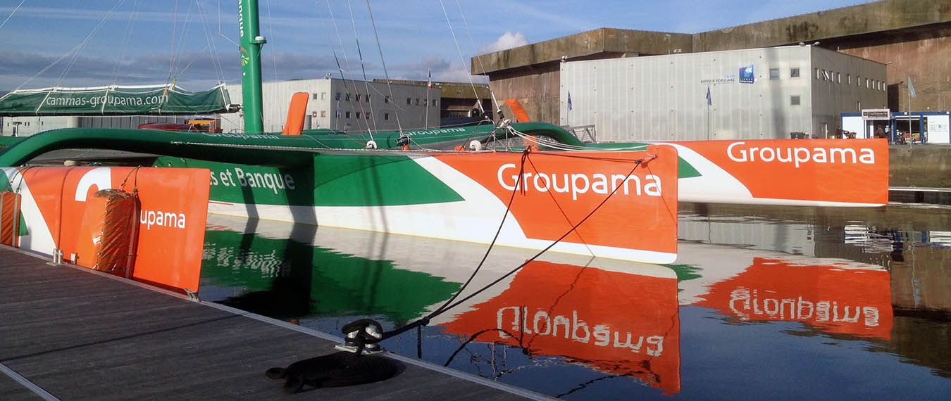 Trimaran Groupama zacumowany w Lorient. Na tym jachcie pobito rekord w żegludze dookoła świata