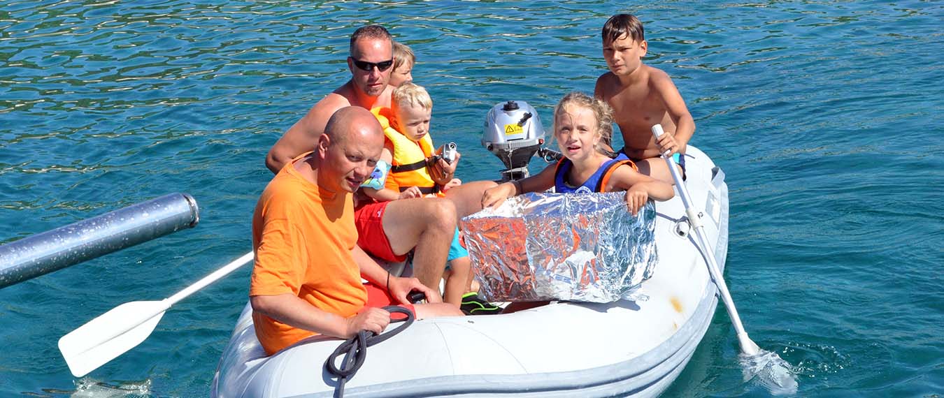 Załoga na pontonie wraca na katamaran podczas reju rodzinnego w Chorwacji