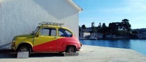dwukolorowy samochód na chorwackiej wyspie