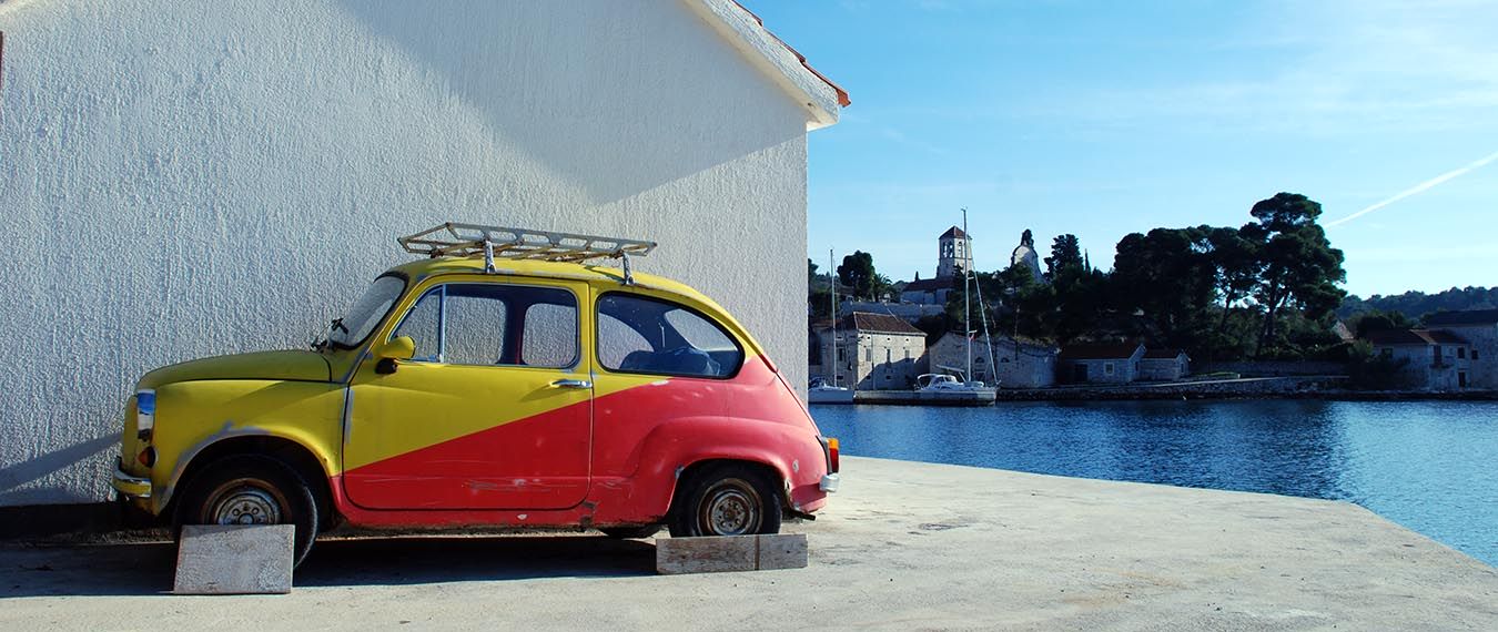 dwukolorowy samochód na chorwackiej wyspie