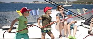 dzieci wcielają się w załogę katamaranu ciągnąc za linę. Rejs w Chorwacji