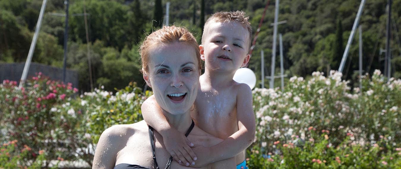 Uczestniczka rejsu z synem w basenie znajdującym się w marinie Dubrovnik