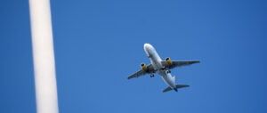 samolot pasażerski startujący z Barcelony widziany z płynącego jachtu