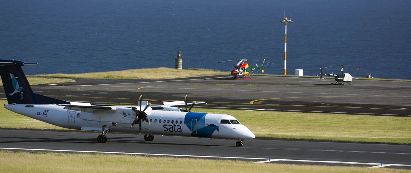 samolot linii Sata lądujący na Azorach