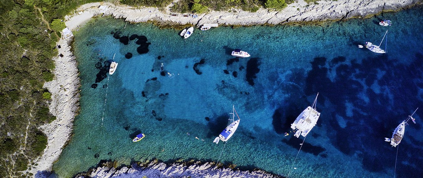 Wyspy Pakalińskie widziane z drona, Mrozowicz w podróży podczas rejsu rodzinnego katamaranem w Chorwacji