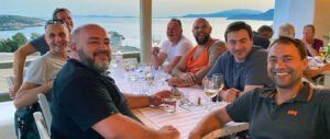 Wyborna kolacja w restauracji Deli na Wyspie Schoinousa w Grecji odwiedzonej podczas rejsu na życzenie organizowanego prze firmę "Słoń na horyzoncie"