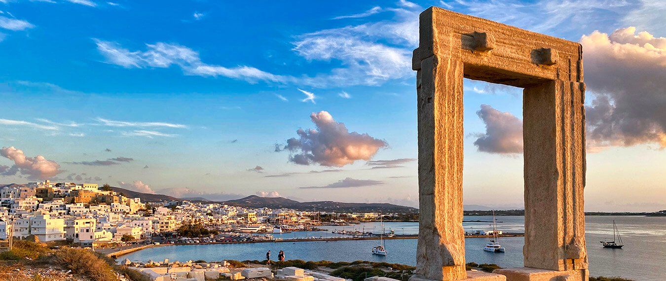 Brama Słońca. Zwiedzanie Wyspy Naxos podczas rejsu na życzenie organizowanego prze firmę "Słoń na horyzoncie". Brama Słońca